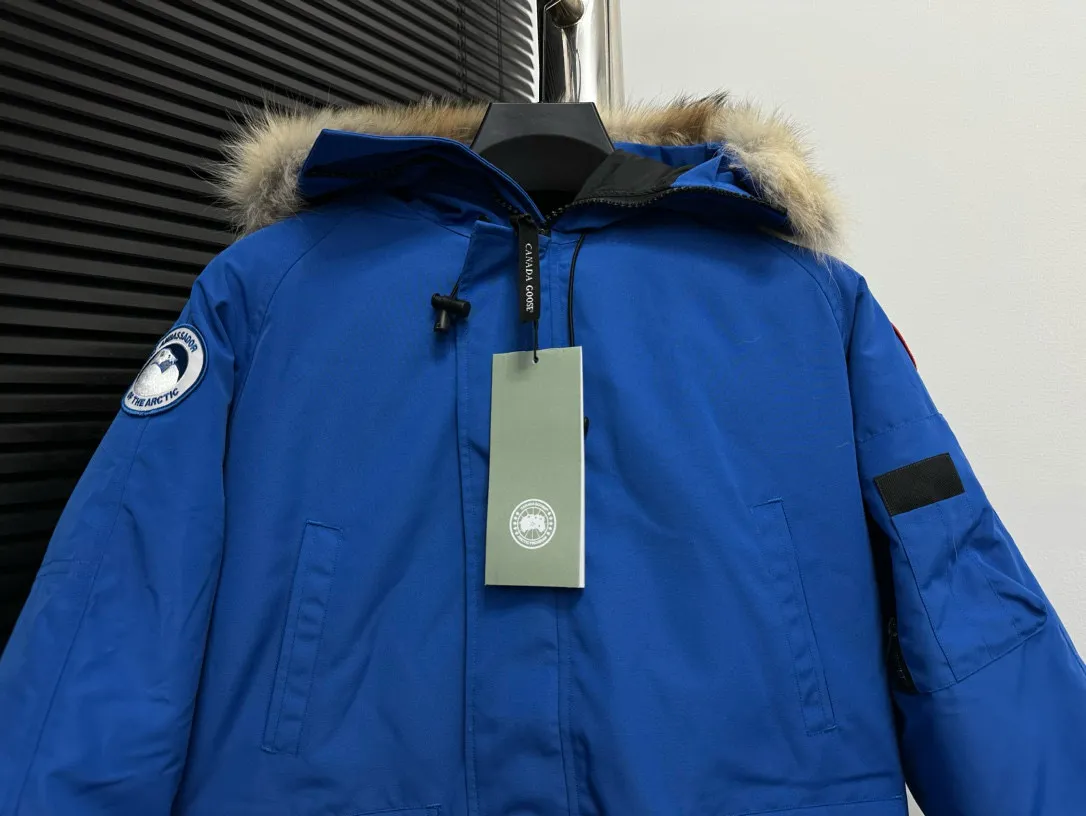 P780 [Canada goose] 01 Exdition Parka Down Jacket for Couples. Genuine original version. You need to compare with the genuine product at any time. All accessories are custom-made from the original factory. 💯The softness and hardness of the fabric is compared with the original one. It can be restored by kneading at will (fabric misunderstanding: fabrics with high hardness are not waterproof. Only those who buy the latest authentic version this year will notice the softness and comfort of the fabric) 💯The down is synchronized with the genuine white duck down, fluffy and not lumpy. Electronically controlled velvet filling machine 💯Customized zippers with genuine YKK military-grade copper core zipper pullers, high hardness and no jamming 💯The fur collar is purchased from Western Canada coyote skin original customization 💯All workmanship and wiring are controlled by workers with more than ten years of service. They must be horizontal and vertical, and are not crooked. The inner wiring density is more sophisticated. Feel free to compare 💯label, collar label, washed label, hangtag, zipper rope, pocket label Back label, collar velvet, Velcro fasteners, cuffs, all details are updated simultaneously with the original product. The best version, the most complete colors, battle all kinds of worldly goods, sizes: XS-XXL